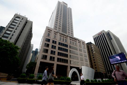 서울파이낸스센터 앞을 지나가는 행인들.