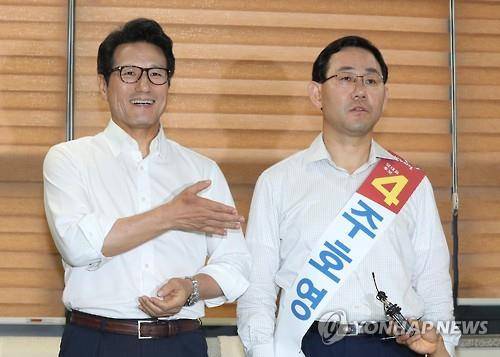 단일화한 정병국(왼쪽) 후보와 주호영(오른쪽) 후보