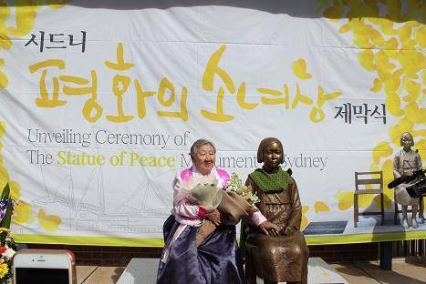 6일 호주 시드니 한인회관 앞마당에서 열린 '평화의 소녀상' 제막식에서 일본군 위안부 피해자 길원옥(89) 할머니가 소녀상 옆에 앉아 있다.[시드니=연합뉴스]