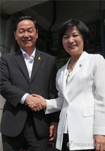 김상곤(좌측) 후보와 추미애(우측) 후보