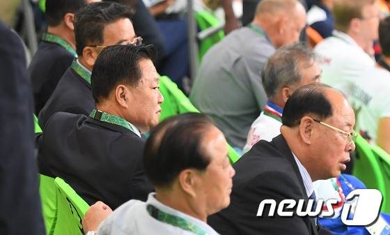 북한 정권 핵심 실세인 최룡해 노동당 중앙위원회 부위원장이 6일(현지시간) 브라질 리우데자네이루 카리오카 경기장 2에서 유도 여자 48kg급에 출전하는 북한 김솔미의 경기를 관전하고 있다.2016.8.7/뉴스1 © News1 이동원 기자