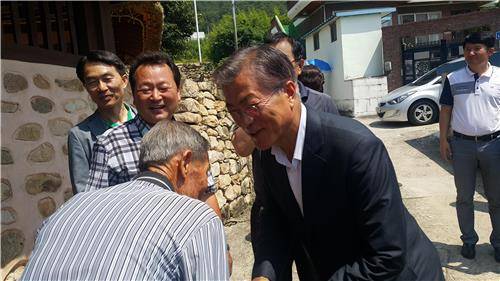 매천 황현 선생 자택에 도착해 악수하는 문재인 전 대표.