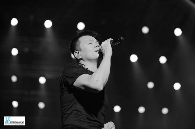 JYP엔터테인먼트의 수장인 박진영이 7일 서울 잠실실내체육관에서 열린 ‘JYP Nation’ 콘서트에서 자신의 히트곡 ‘난 여자가 있는데’를 열창하고 있다. JYP엔터테인먼트 제공