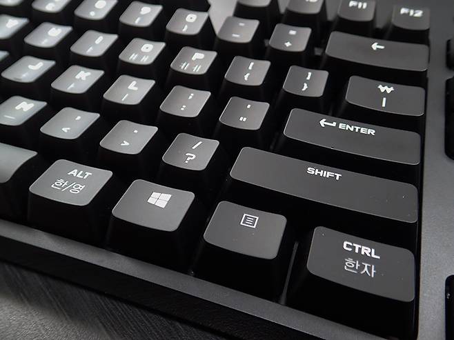 오른쪽 쉬프트 키가 비교적 길다