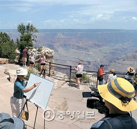 이재만 선교사(왼쪽)가 지난달 31일 미국 그랜드 캐니언의 지층을 통해 ‘노아의 대홍수’를 설명하고 있다. [킹맨(미국)=백성호 기자]