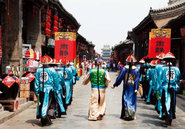 평야오 고성에서 청나라 시대 복장의 순라꾼들이 거리를 돌아다니며 분위기를 돋운다.