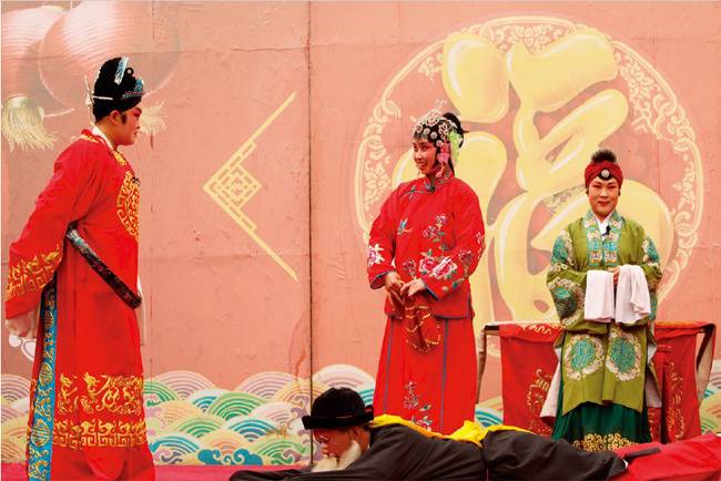 평야오 고성의 경극 공연.