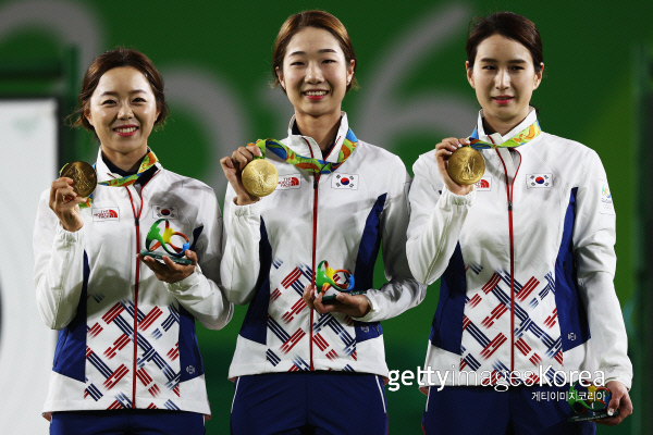 한국 여자양궁 대표팀이 올림픽 8연패의 위업을 달성했다. 시상식에서 금메달을 보이고 있다. 게티이미지/멀티비츠