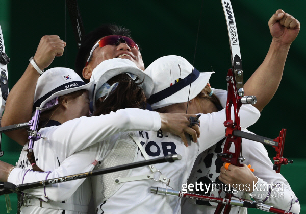 한국 여자양궁 대표팀이 올림픽 8연패의 위업을 달성했다. 금메달을 확정짓고 환호하고 있다. 게티이미지/멀티비츠