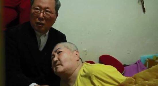 사진= 2015년 유튜브 ‘국내 1호 트랜스 젠더 김유복 형제의 이야기’ 영상 캡처, 이요나 목사(왼)와 김유복씨