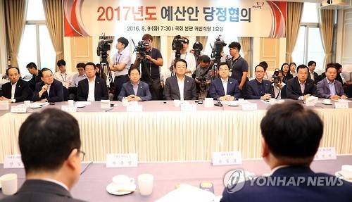 2017년도 예산안 설명듣는 새누리당     (서울=연합뉴스) 배재만 기자 = 새누리당 정진석 원내대표(가운데)와 각 상임위 간사들이 9일 오전 국회 귀빈식당에서 열린 2017년도 예산 당정협의에서 유일호 부총리 겸 기획재정부 장관의 발언을 듣고 있다.