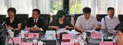 한중좌담회 참석한 중국 측 전문가들     (베이징=연합뉴스) 홍제성 특파원 = 더불어민주당 소속 초선 의원 6명이 방중 이틀째인 9일 베이징에서 중국 전문가들과 함께 판구연구소가 주최한 한중 좌담회에 참석했다. 사진은 중국 측 전문가들.