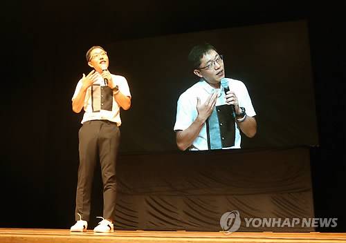 강연하는 김제동      (서울=연합뉴스) 방송인 김제동이 인천평화복지연대가 지난 8월 10일 오후 인천시 연수구 송도 글로벌캠퍼스대학에서 강연하고 있다. [연합뉴스 자료사진]