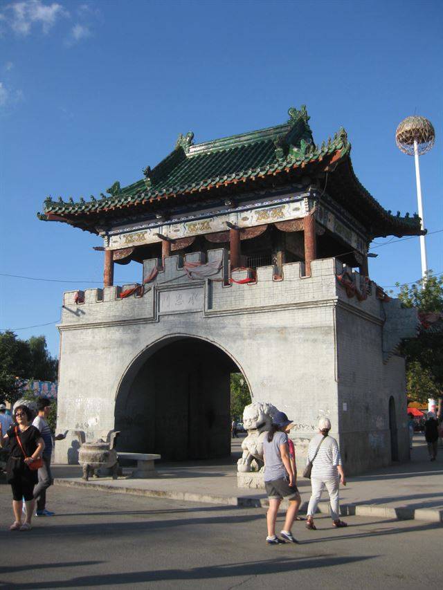 중국 하얼빈 부근 쌍성에 위치한 승은문 전경. 1932년 조선과 중국이 함께 일제를 공격해 승리한 쌍성보전투의 현장이다.  쌍성=조태성 기자 amorfati@hankookilbo.com