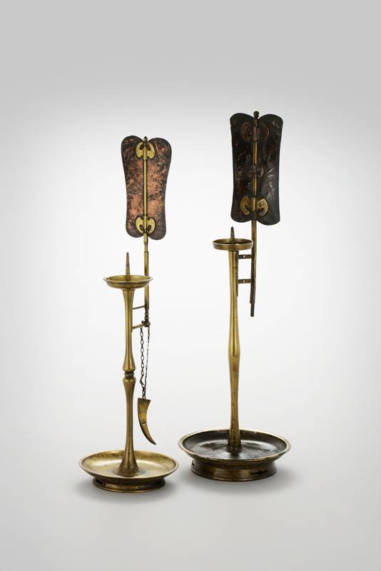 박쥐문양의 파초형 불후리 유기 촛대. 박쥐는 예로부터 길한 동물로 여겨져 안방의 촛대 장식에 많이 이용했다.