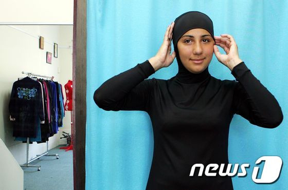 공공장소에서 맨살을 드러낼 수 없는 무슬림 여성을 위한 부르키니(burkini). © AFP=뉴스1