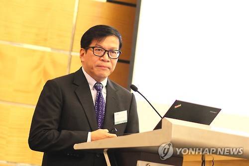 에프렌 도밍고 필리핀의대 교수     (싱가포르=연합뉴스) 에프렌 도밍고 필리핀의대 교수가 12일(현지시간) 싱가포르에서 열린 아시아·오세아니아 생식기 감염 및 종양 연구기구(AOGIN) 연례 학술대회에 참석해 자궁경부암 백신의 장기 추적 연구 내용을 발표하고 있다. 2016.8.12 [한국MSD 제공=연합뉴스]     photo@yna.co.kr