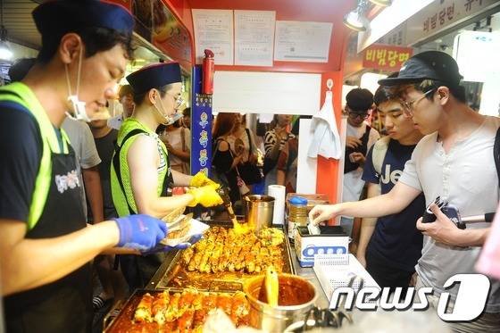 부평 깡통야시장 내 야채삼겹말이 매대가 손님들로 북적이고 있다. © News1 여주연 기자