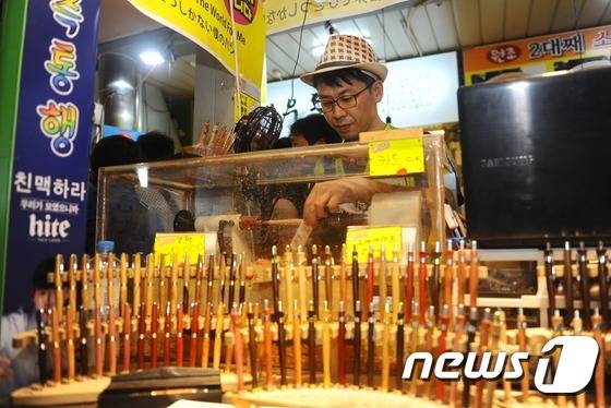 부평 깡통야시장 내에 나무 샤프와 볼펜을 판매하는 우드아트 © News1 여주연 기자