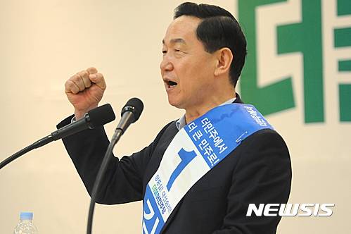 【전주=뉴시스】정경재 기자 = 13일 전북 전주 오펠리스 웨딩홀에서 더불어민주당 당 대표 및 최고위원 후보 합동연설회가 개최된 가운데 김상곤 당 대표 후보가 연설을 하고 있다. 2016.08.13. jkj1122@newsis.com