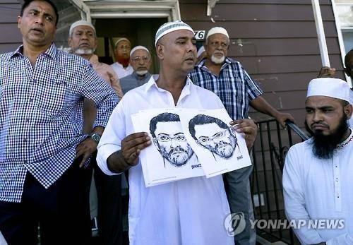 용의자 몽타주를 들고 있는 무슬림들[AP=연합뉴스]