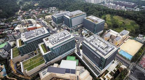 서울 우면동에 설립된‘삼성 서울 R&D(연구·개발) 캠퍼스’6개 빌딩에는 디자인·소프트웨어 연구 인력 5000여 명이 근무하고 있다. 캠퍼스는 어린이집·병원·치과뿐만 아니라 마음건강 클리닉·근골격계 예방운동센터·명상실 등 복지시설을 갖추고 있다. /삼성전자