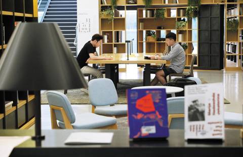 지난 10일 서울 우면동 삼성 서울 R&D 캠퍼스에 있는‘디자인 라운지’에 직원들이 모여 디자인 관련 서적을 보고 있다. 디자인 라운지에는 각종 서적과 멀티미디어 자료 1만여 점을 모아 놓은 도서관과 직원들이 언제든지 이야기를 나누는‘라이브 스퀘어(광장)’등이 있다. /삼성전자