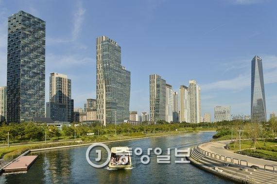 인천 송도국제도시 건설은 1994년 갯벌을 매립하면서 시작됐다. 이미 인구 10만명이 사는 국제도시로 도약한 송도에 내·외국인들이 몰려들고 있다. [사진 장진영 기자]