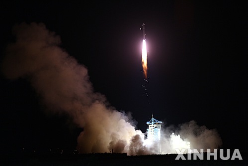 【주취안=신화/뉴시스】중국 간쑤성 주취안 위성발사센터에서 16일 오전 1시 40분 세계최초 양사통신위성을 탑재한 장정-2D 로켓이 발사되고 있다. 2016.08.16