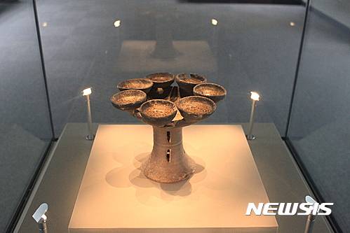 【함안=뉴시스】김기진 기자 = 아라가야 토기문화의 '굽다리등잔'