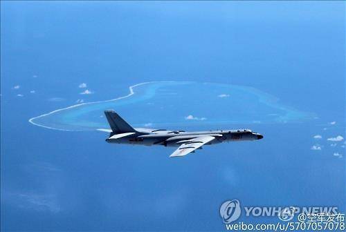 스카보러 암초 상공을 비행하는 중국 전략폭격기［연합뉴스 자료사진］