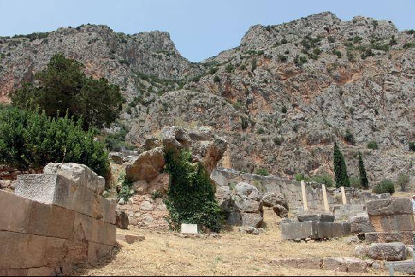 [월간산]신탁으로 유명한 델피는 파르나소스산 사면을 깎아 조성한 도시다. 파르나소스의 웅장한 기운을 느낄 수 있는 암벽 아래 봉긋한 바위가 최초의 신탁을 한 바위로 알려져 있다.