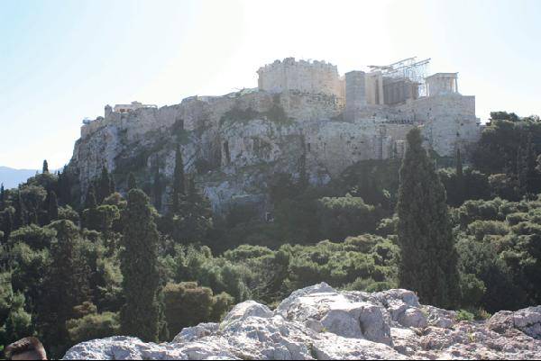 [월간산]벽에서 올려다본 아테네의 아크로폴리스는 마치 난공불락의 요새 같아 보인다. 지금 한창 공사 중인 신전이 유네스코 세계문화유산 1호인 파르테논신전.