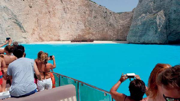[월간산]드라마 ‘태양의 후예’ 촬영지로 유명한 자킨토스 섬의 부서진 배와 해변. 파도가 높아 접근하지 못하고 사진으로만 촬영하고 있다.