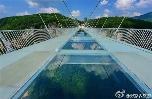 <중국 후난성 장자제 대협곡을 잇는 유리교 완공>