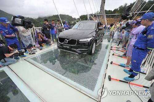 (AP=연합뉴스 자료사진) 지난 6월 차량 통과시험하는 유리다리