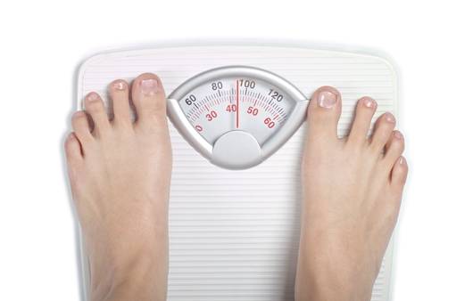 체중계로 몸무게를 재는 사람