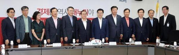 18일 오후 국회에서 열린 전기요금 관련 당정 TF 1차 회의에서 참석자들이 기념촬영을 하고 있다./사진=연합뉴스