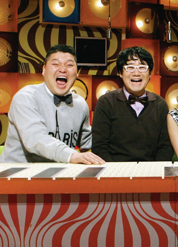 SBS 예능프로 <야심만만2>에서 MC 강호동(왼쪽)과 최양락(오른쪽)이 웃고 있다. 2009년 최양락은 ‘야심만만’에 출연해 배꼽 잡는 경험담을 털어놔 화제가 됐다. 이후 그는 이 프로그램의 메인MC를 꿰차며 제 2의 전성기를 누렸다.