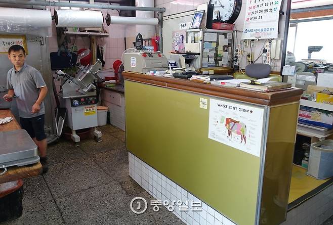 정육점 매장에도 대형 냉동고가 3개나 있다. 바닥을 30cm쯤 높여 칸막이를 두른 곳은 주인 부자의 집무공간이자 이경수 회장의 쪽잠 자리다. 2평이 채 안 된다.