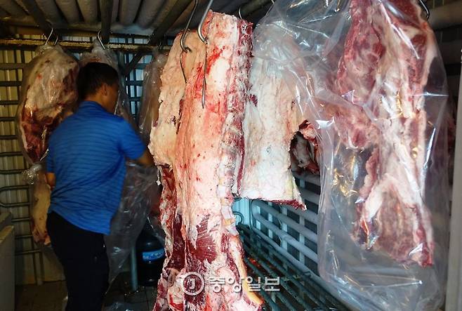 매장 소매용 고기를 저장하는 냉동고 내부.