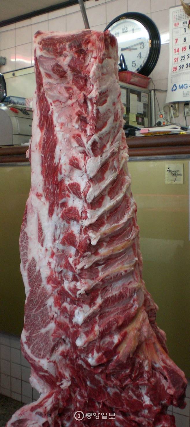 소 한 마리에서 나온 통 등심. 윗등심·아랫등심·꽃등심·살치살·채끝살 등이 한 덩어리로 있는 상태다. 지육 400kg 소에서 등심은 35~38kg쯤 나온다.