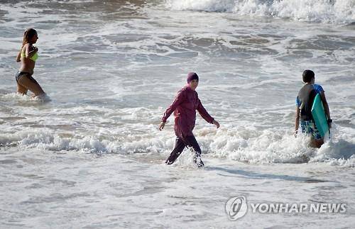 모로코 해변에서 물놀이를 즐기는 부르키니를 입은 여성 [AFP=연합뉴스]