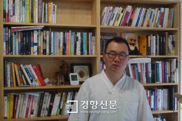 이광호 사랑과 책임 연구소장이 8월 18일 경기 의왕시 연구소 사무실에서 성교육에 대한 의견을 말하고 있다