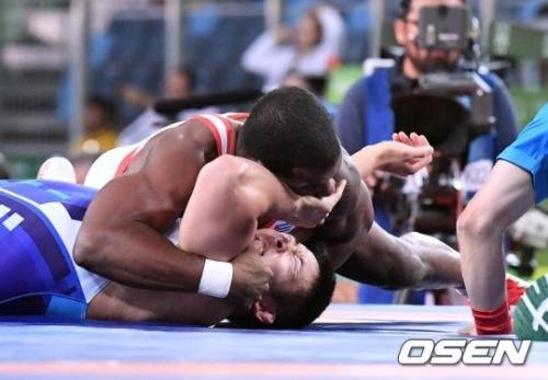 김관욱(사진 왼쪽)이 패자부활전 진출에 실패했다. 사진은 20일 저녁(한국시간) 브라질 리우데자네이루 카리오카 아레나2에서 열린 남자 자유형 레슬링 86kg급 경기서 레이네리스 살라스 페레즈(쿠바)에게 누르기 패배를 당하고 있는 김관욱. [사진=OSEN]
