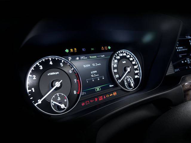 현대자동차 제네시스 최상위 모델 EQ900의 계기판에 점등된 각종 경고등과 표시등.