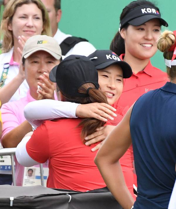 박세리 감독이 박인비를 안아주며 기쁨을 나누고 있다. 사진|OSEN