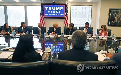 지난 20일(현지시간) 히스패닉 대표들과 면담한 미국 공화당 대선후보 도널드 트럼프 (AP=연합뉴스)