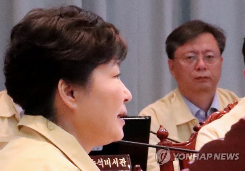 (서울=연합뉴스) 박근혜 대통령이 2016년 8월 22일 청와대-세종청사간 을지 국무회의를 주재하고 있고 우병우(오른쪽) 당시 민정수석비서관이 배석해 있다. [연합뉴스 자료사진]