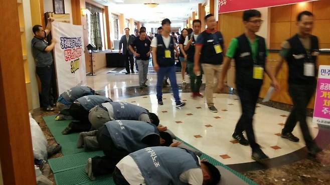 22일 공공비정규직노동조합 조합원들이 민주노총 정책대의원대회에서 ‘삼천배 시위’를 벌이는 모습. 공공비정규직노동조합 페이스북 갈무리.